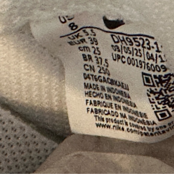 Nike White and Black Athletic Shoes BRAND NEW - Picture 10 of 12